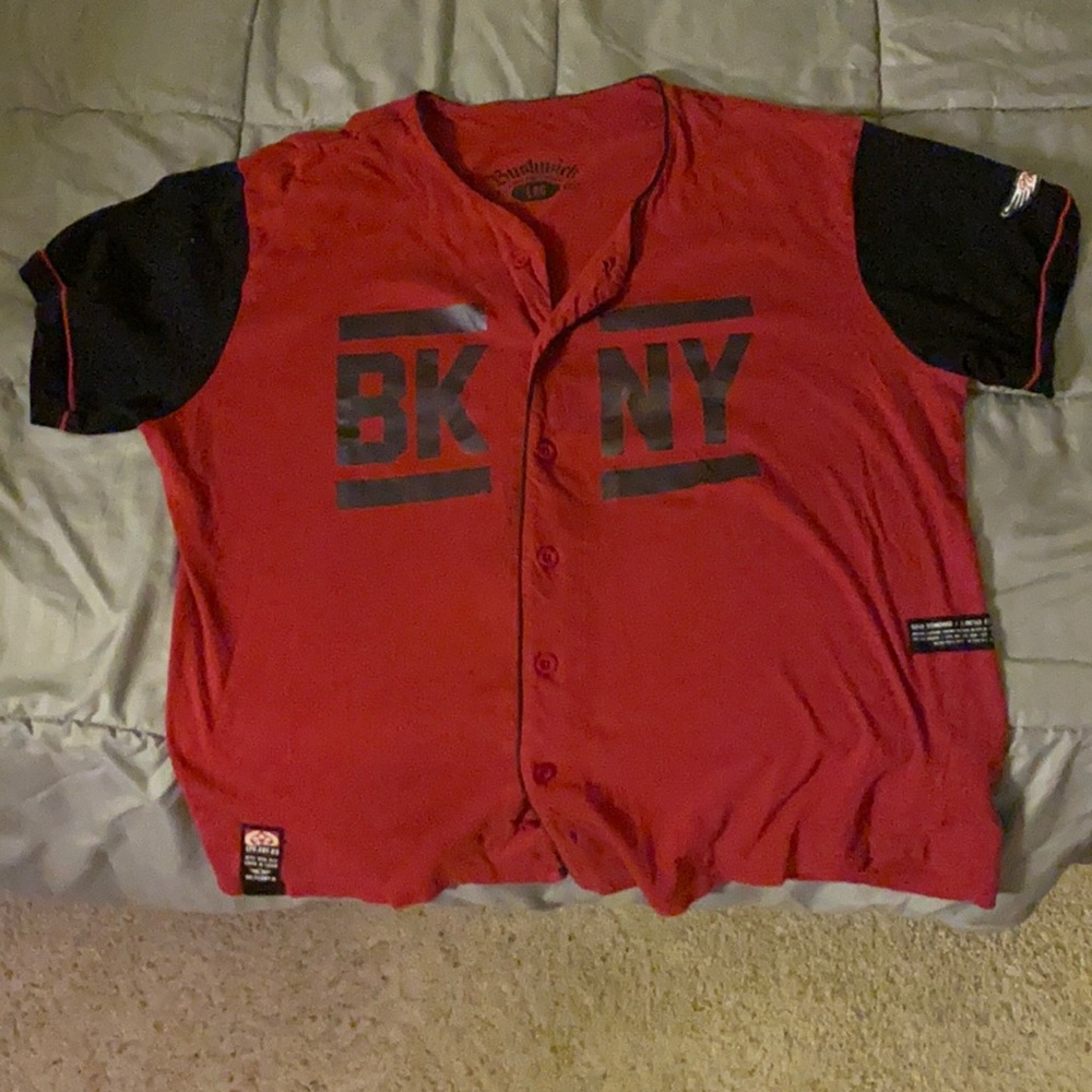 Baseball jersey style shirt w/the buttons